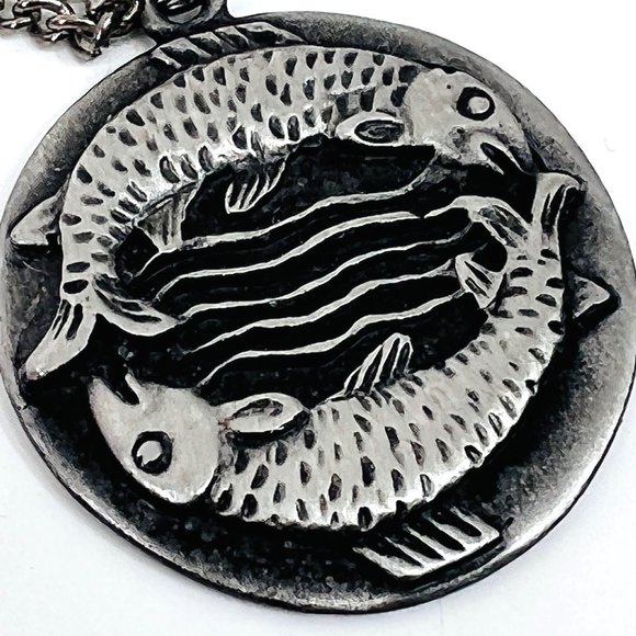 Pisces Pendant Charm Necklace Vintage Horoscope Zodiac Round - Picture 1 of 7